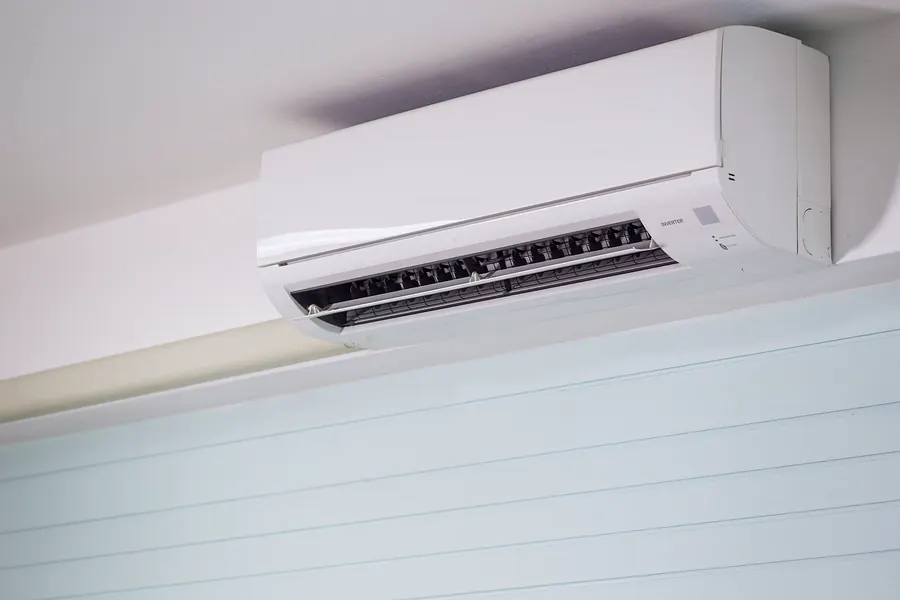 Unidade evaporadora de ar condicionado instalada em ambiente interno